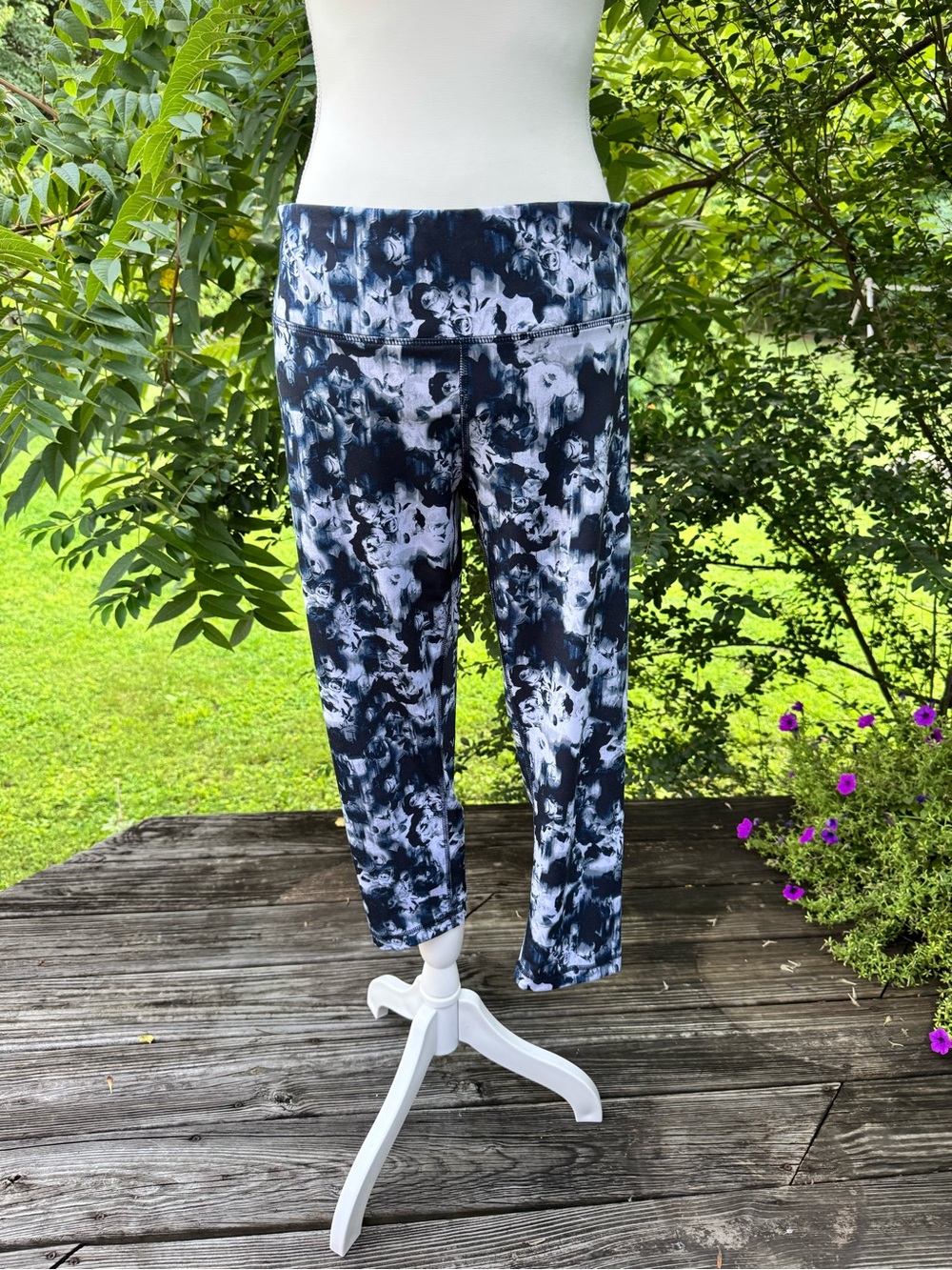 90 Degree By Reflex Black and White Tie-Dye Capri Leggings
